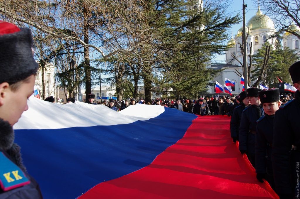 Флаг России на праздновании второй годовщины Референдума на фоне Александро-Невского собора